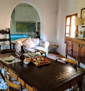 客厅里有一张摆着食物的桌子