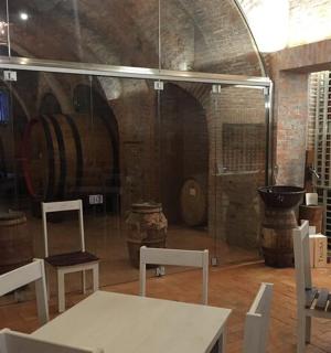 一间有桌椅和酒桶的房间