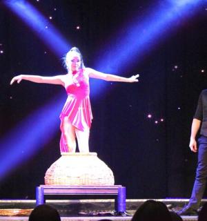 muž a žena stojící na pódiu