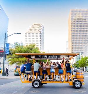 skupina lidí jedoucích tramvají po městské ulici