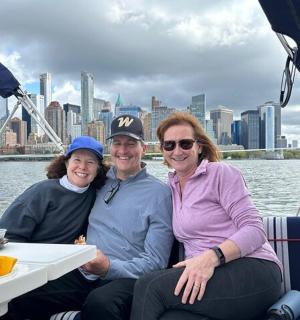 一男一女坐在水中的船上