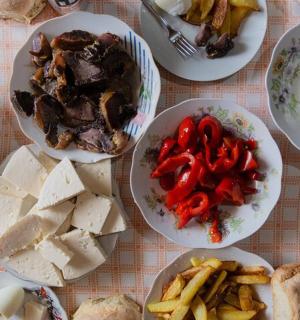 桌子上摆满了食物