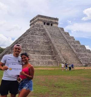 站在金字塔前的男人和女人