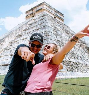 一男一女在金字塔前合影