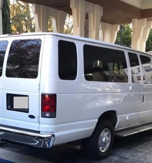 一辆白色货车停在停车场