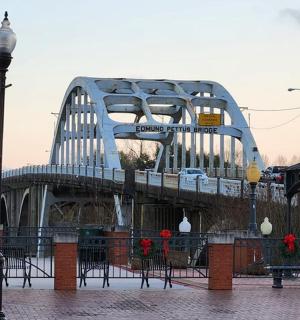 most s vánočním stromečkem před ním