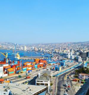 Letecký pohled na město s přístavem