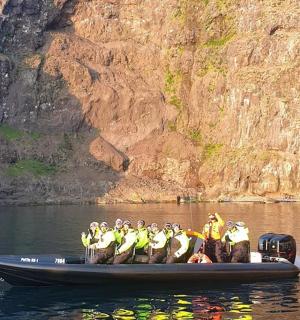 skupina lidí v lodi ve vodě