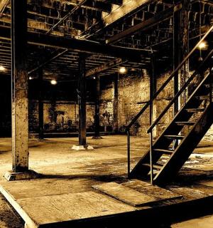 prázdná místnost se schodištěm v budově