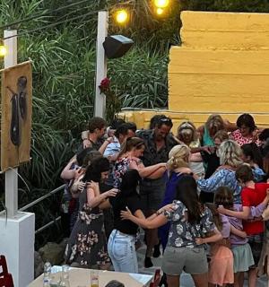 一群人互相拥抱