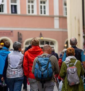 一群人在街上行走