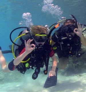 两人在水中穿着潜水装备