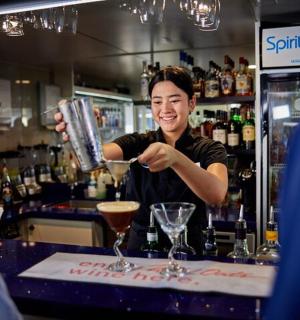 barman připravující drink v baru