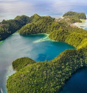 eine Luftaufnahme von zwei Inseln im Ozean