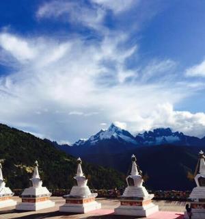 一组以群山为背景的白色建筑