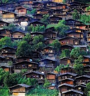 山腰上的一组房屋