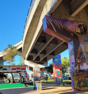 most s nástěnnou malbou osoby