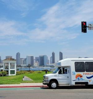 bílý autobus zastavil na semaforu