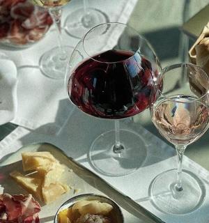 桌子上摆着两杯酒和一盘食物