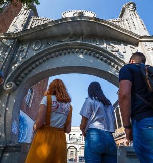 一群人站在桥下