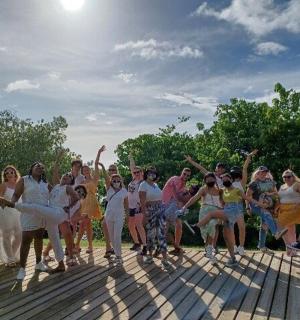 一群人在木板路上摆姿势拍照