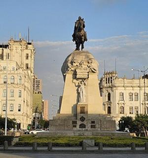 建筑物前有一尊骑马男子的雕像