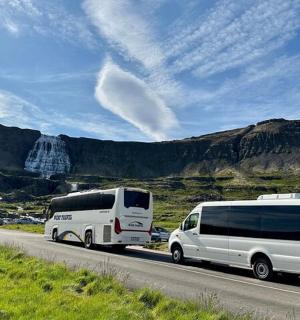 两辆白色货车在路上行驶