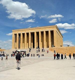 一群人在建筑物前行走