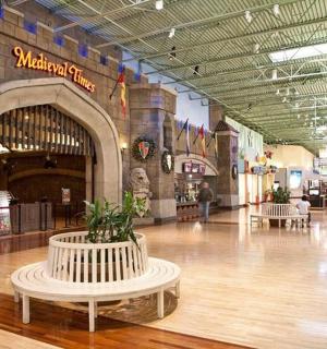 nákupní centrum s lidmi procházejícími se jím