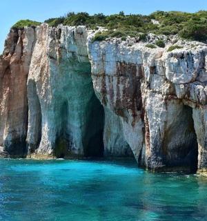 大海中一处巨大的悬崖,海水湛蓝