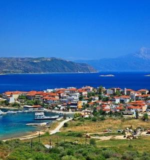 a small town on the shore of a body of water