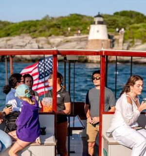 一群人在水中的船上