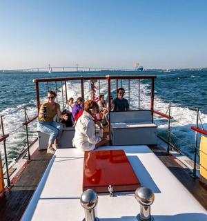 一群人在水中的船上