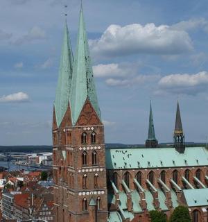 城市中带有塔楼和尖顶的高楼