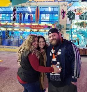 三个人在游乐设施前合影