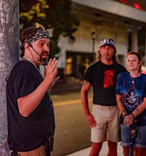 一群人围着一根柱子站着