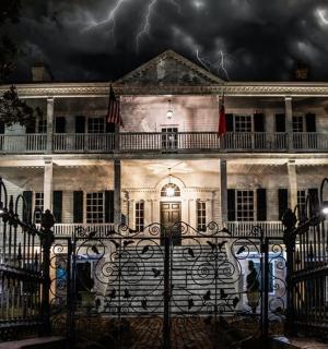 夜晚，一座前面有篱笆的老房子