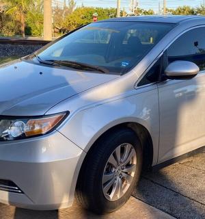 一辆银色汽车停在停车场