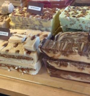 面包店里陈列的蛋糕和糕点