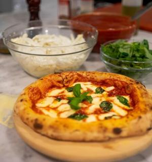 放在木铲上的小披萨