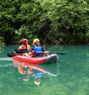 川でカヤックに乗っている男女