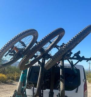 卡车顶上的两辆自行车