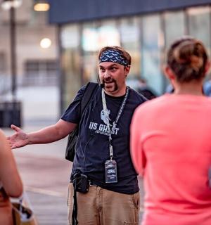 站在人群中的男人