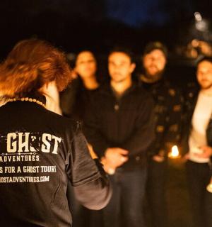 skupina lidí stojících pohromadě v davu