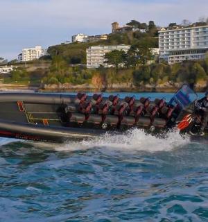 قارب في الماء وعلى متنه أشخاص