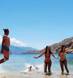 eine Gruppe von Menschen spielt im Wasser am Strand