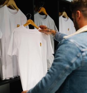 一名男子在商店里看着白衬衫