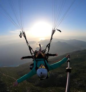 一个人在降落伞中悬在空中