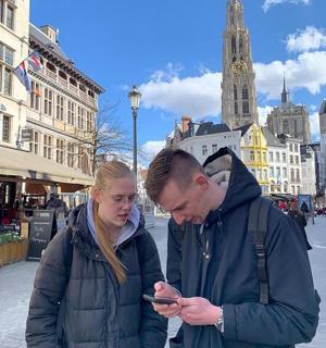 ein Mann und eine Frau schauen auf ein Mobiltelefon