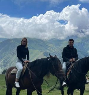 两个人在山间田野里骑马